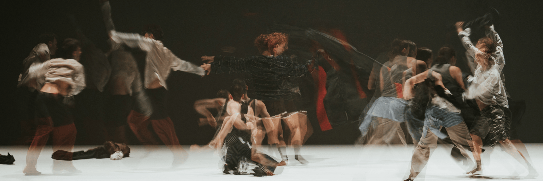 Foto sfocata di un gruppo di ballerini in movimento