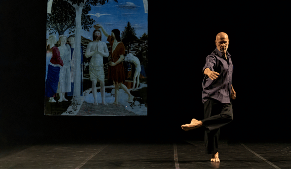 Foto del coreografo Virgilio Sieni che balla